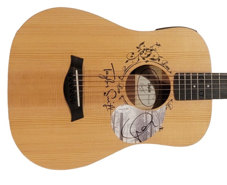 Chitarra acustica Baby Taylor firmata da Taylor Swift