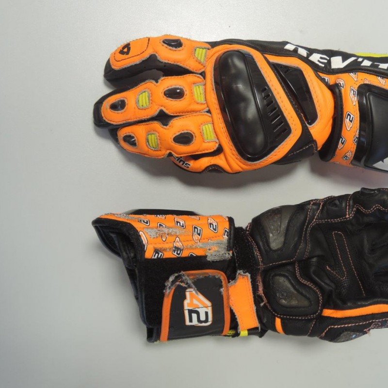 Gloves worn by the Moto2 pilot Alex Rins #42