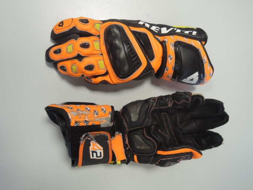 Gloves worn by the Moto2 pilot Alex Rins #42