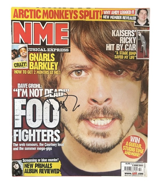 Dave Grohl dei Foo Fighters firma la rivista NME