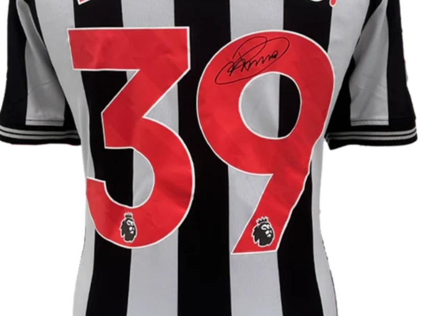 Una maglia da calcio incorniciata con sopra il numero 39