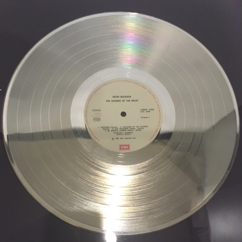 Disco d'argento degli Iron Maiden del 1984 presentato a Eddie