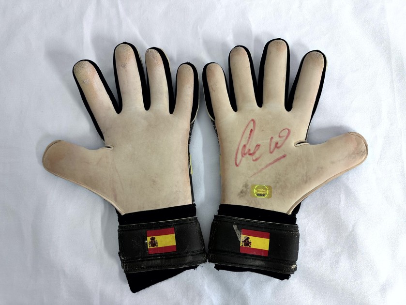 Pepe Reina's Signed Unwashed Puma Gloves - CharityStars