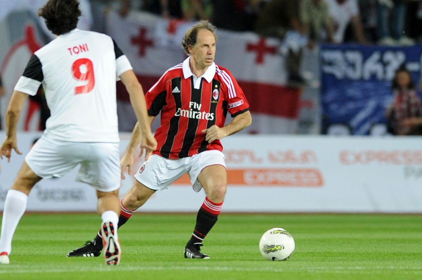 Travel to Emirates Stadium for the Milan Legends vs Arsenal Legends Match