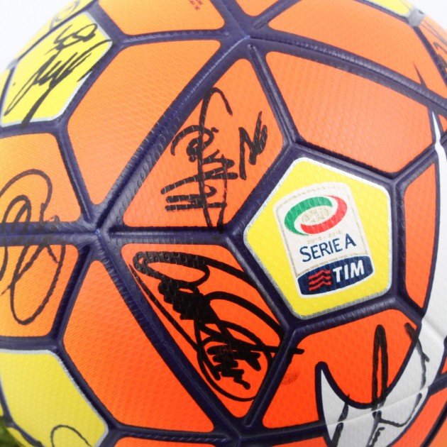 Pallone Serie A autografato dai giocatori dell'Inter
