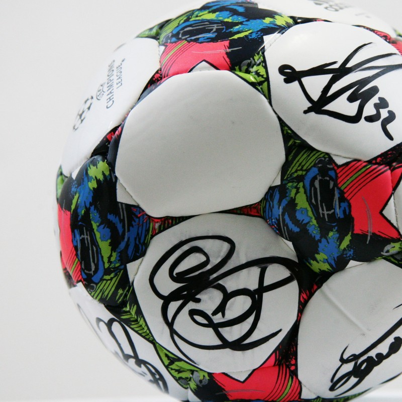 Pallone ufficiale Champions League 2015, firmato dalla rosa del Milan