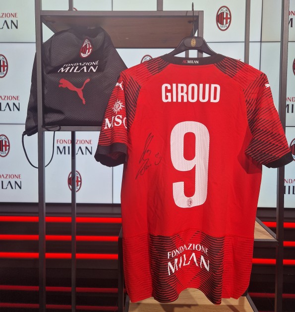 Maglia Home 23/24 firmata da Olivier Giroud abbinata alla sacca gym di Fondazione Milan