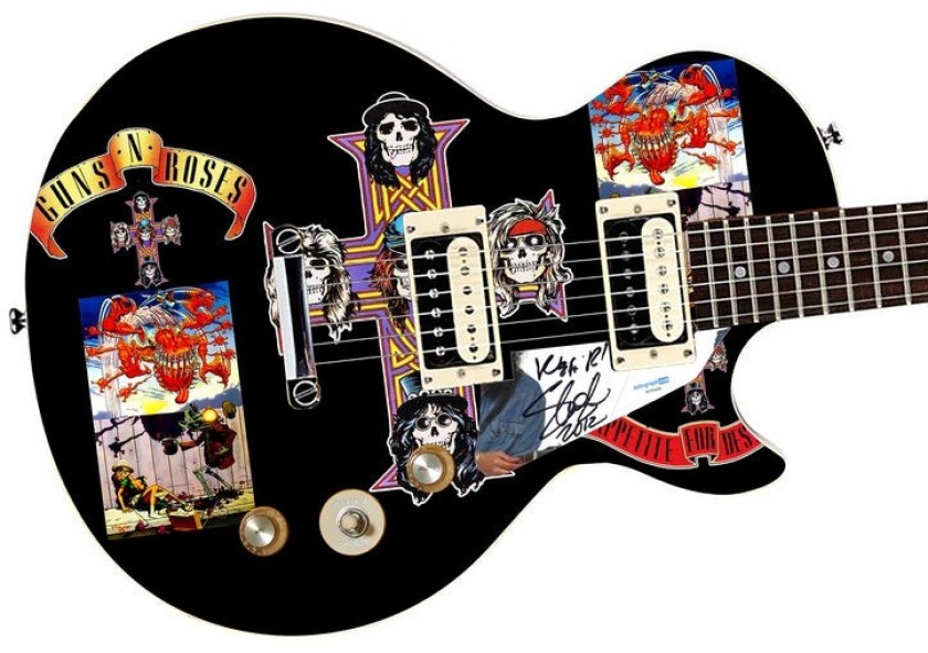 Slash dei Guns N' Roses firma il battipenna della sua chitarra Epiphone personalizzata modello AFD