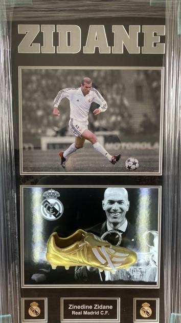 Esposizione delle scarpe da calcio firmate da Zinedine Zidane