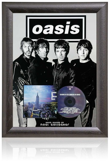 Una coppia di posti VIP degli Oasis a Wembley con cimeli firmati