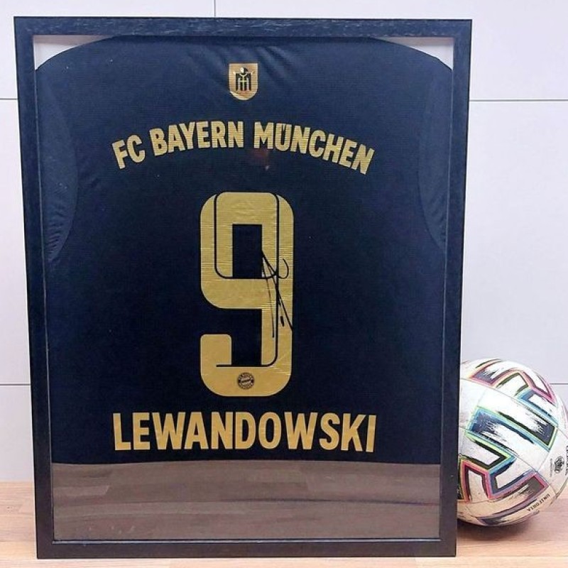 Lewandowski's Bayern Munich Signed and Framed Shirt 