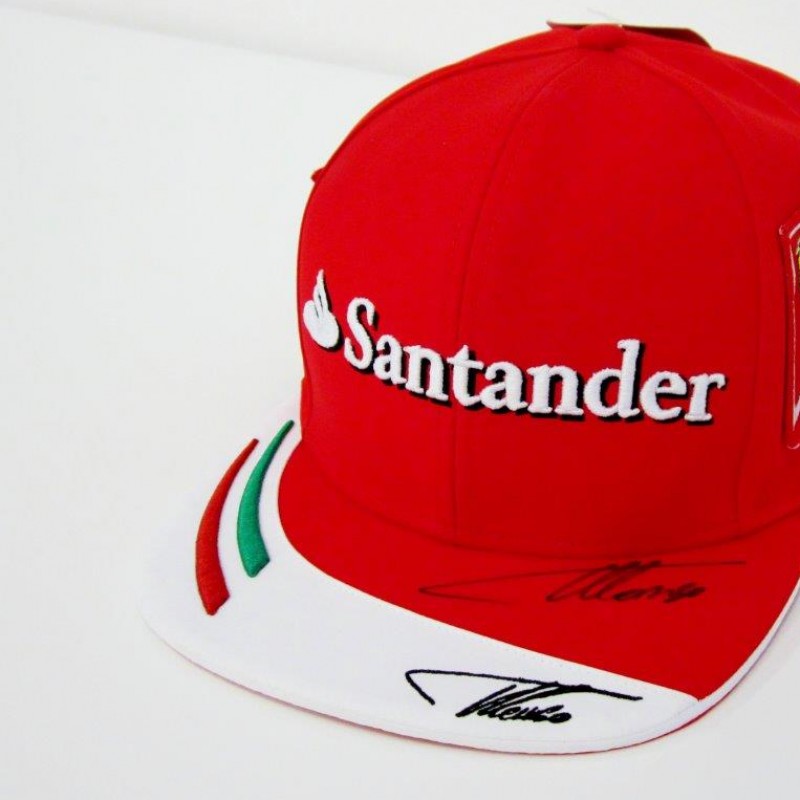 Cappello Ferrari firmato da Alonso