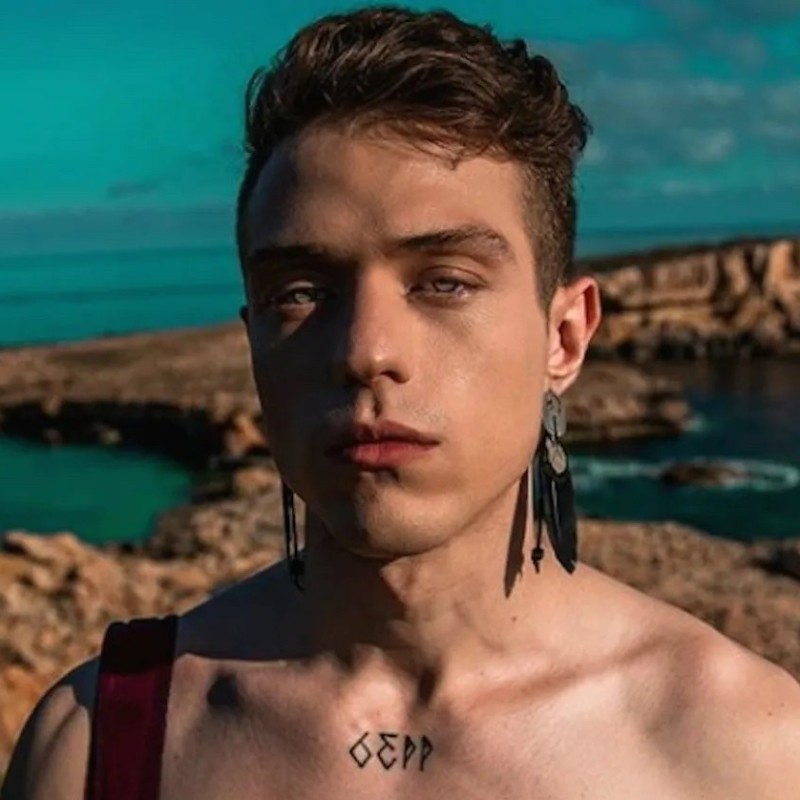 Earrings worn by Irama in the 'Nera' video clip