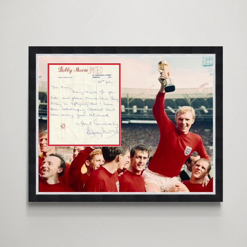 Bobby Moore, vincitore della Coppa del Mondo d'Inghilterra, leggenda firmata.