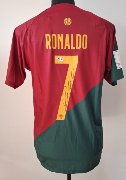 La maglia replica firmata di Cristiano Ronaldo per i Mondiali di calcio del 2022