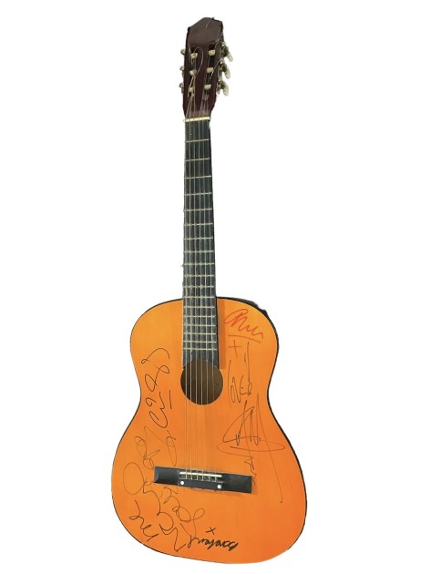 Chitarra acustica autografata dalla formazione originale degli Oasis 