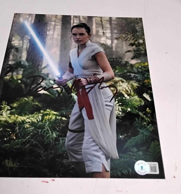 Photograph signed by Daisy Ridley