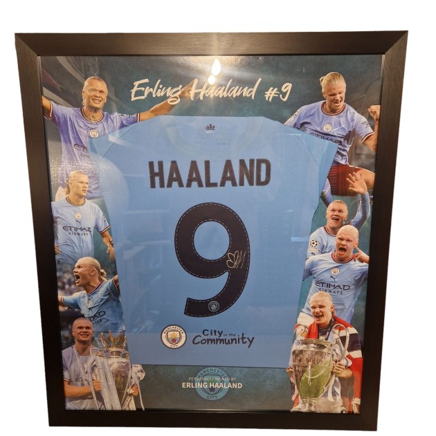 Maglia del Manchester City 2022/23 Treble Winners firmata e incorniciata da Erling Haaland