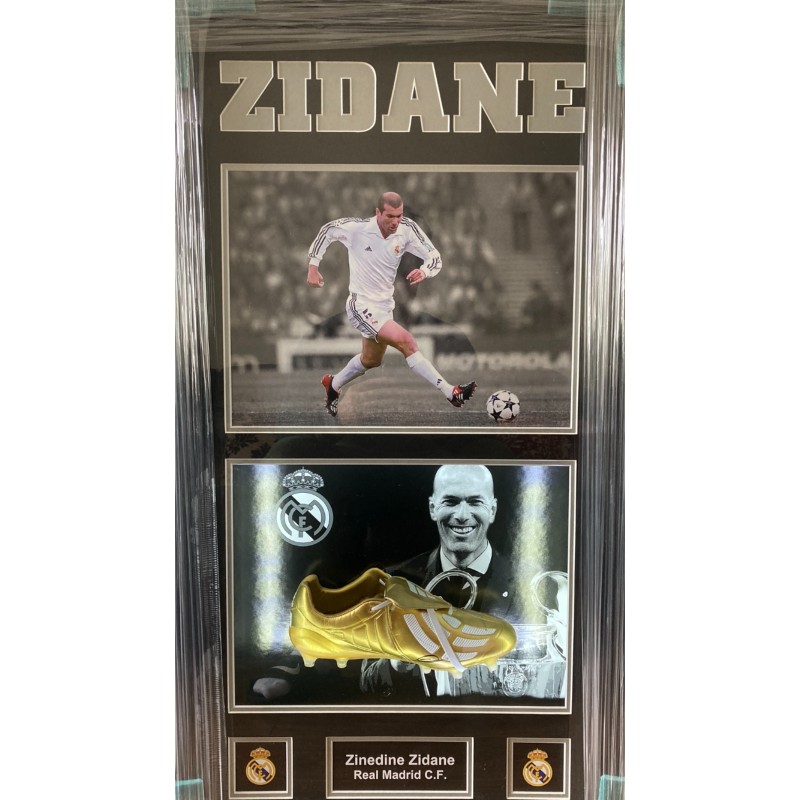 Esposizione delle scarpe da calcio firmate da Zinedine Zidane