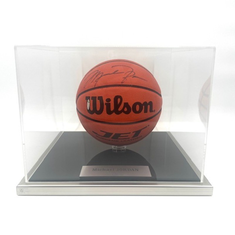 Pallone da basket in edizione limitata 10/123 autografato da Michael Jordan in teca 