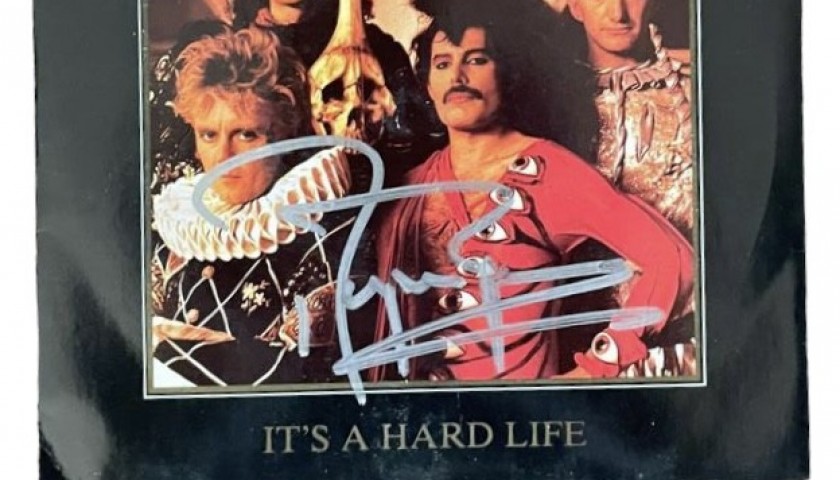 Vinile It's a Hard Life' dei Queen autografato da Roger Taylor -  CharityStars