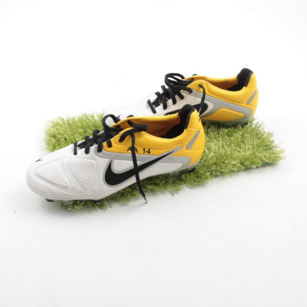 Aquilani Juventus shoes, issued for 2010/2011 season