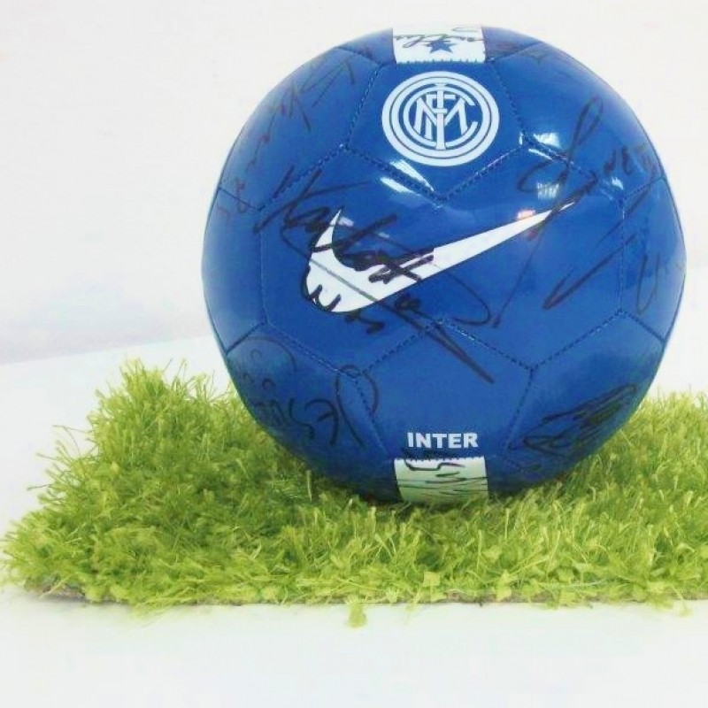 Official F.C. Internazionale football signed by the players 2013-14