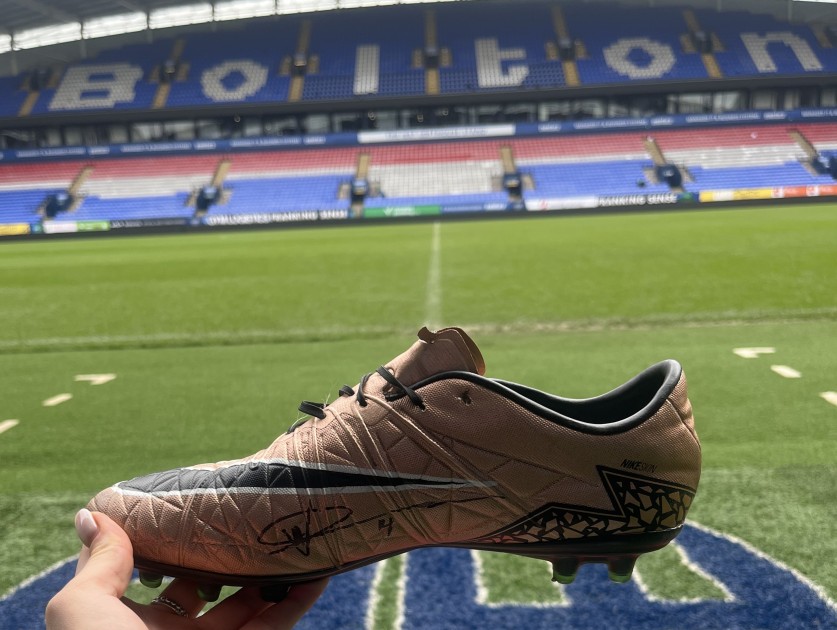 Victor Adeboyejo ha firmato una scarpa indossata durante la partita