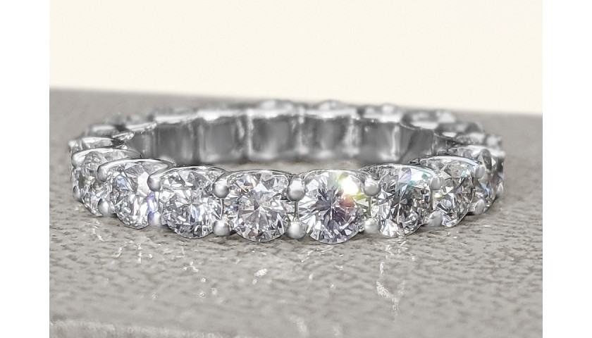Eternity Diamond Ring set in White Gold 14K