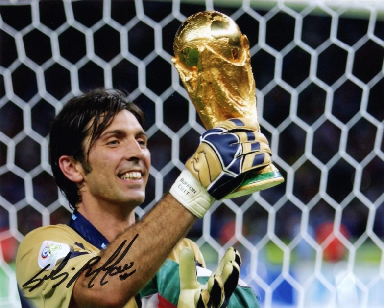 Photograph signed by Gianluigi Buffon