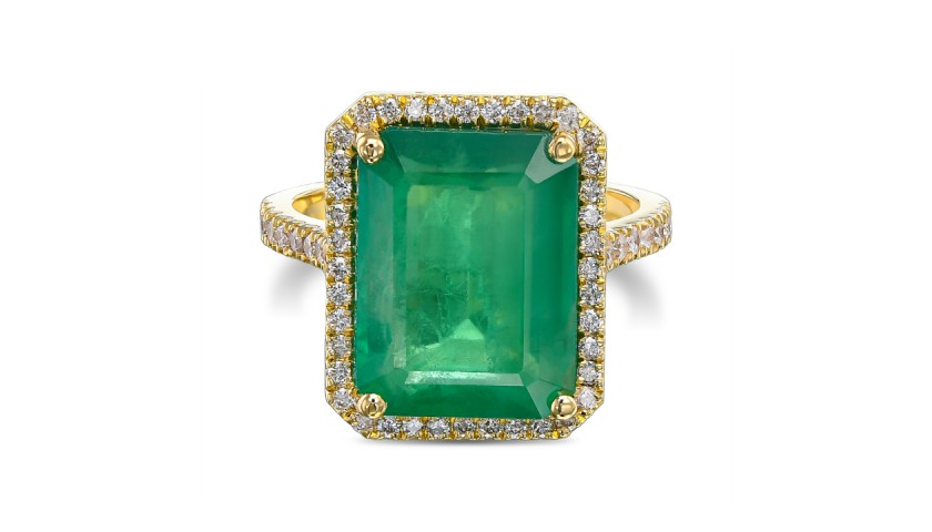 IGI 8.30 Carat Emerald and 0.65 Ct Diamonds Halo 18K Yellow Gold Ring