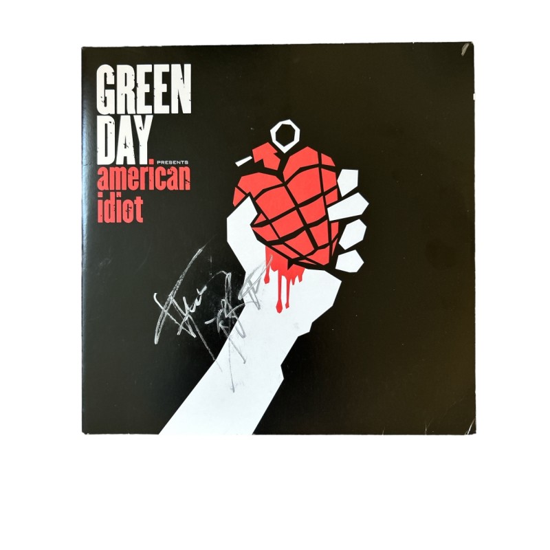 Mike Dirnt dei Green Day ha firmato l'LP in vinile "American Idiot".