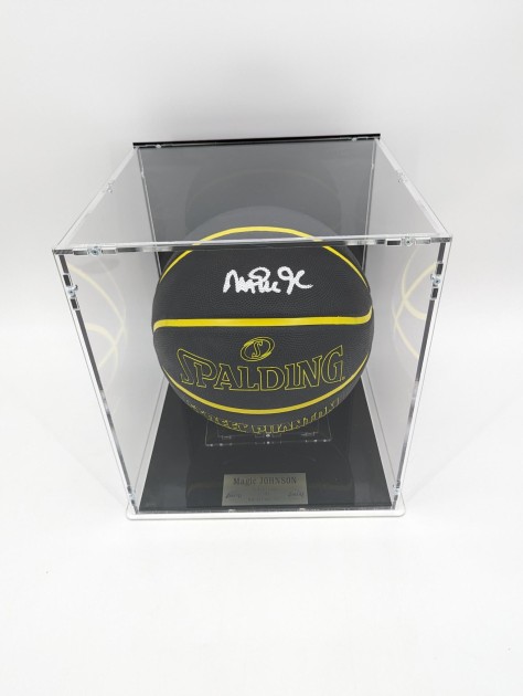 Pallone da basket autografato da Magic Johnson in teca espositiva -  CharityStars