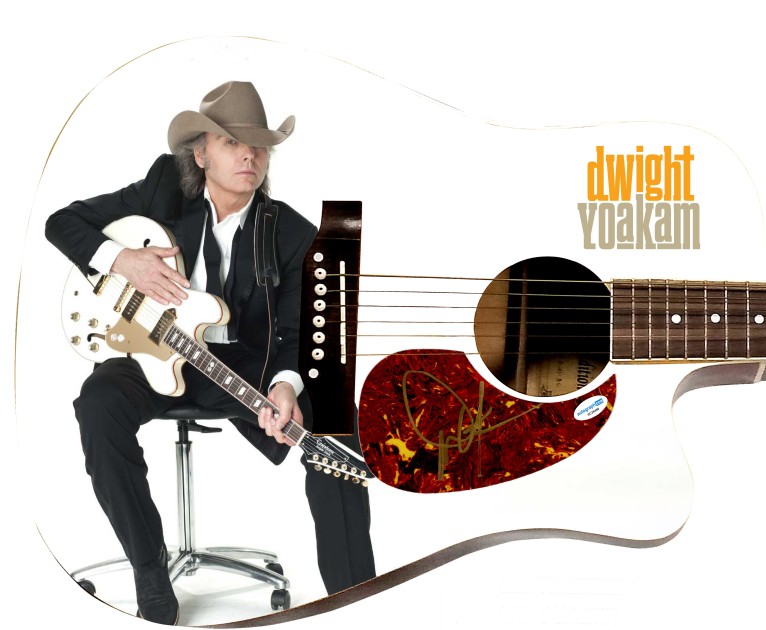 Chitarra acustica con grafica personalizzata firmata Dwight Yoakam