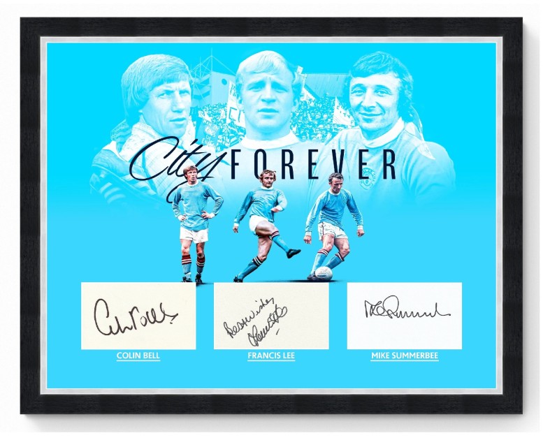 Le leggende del Manchester City Colin Bell, Francis Lee e Mike Summerbee hanno firmato il display