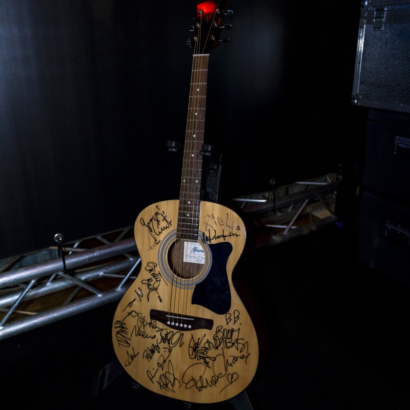 Guitar autographed by Sanremo 2024 guest artists