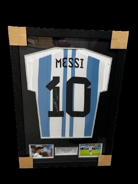 Camicia Argentina 2022/23 di Lionel Messi firmata e incorniciata