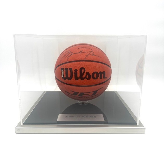 Pallone da basket in edizione limitata 10/123 autografato da Michael Jordan in teca 