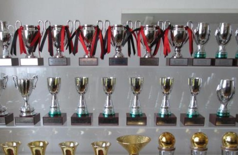 La miniatura del trofeo vinto dal Milan