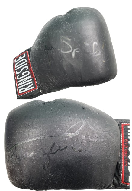 Guantoni da boxe d'epoca firmati da Leon Spinks e Joe Frazier