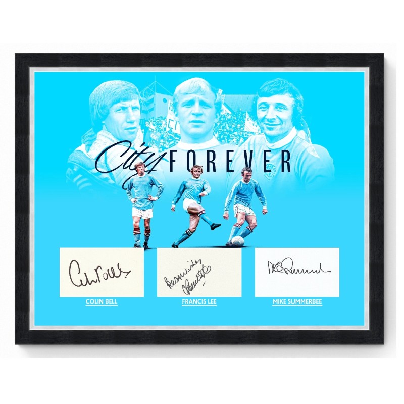 Le leggende del Manchester City Colin Bell, Francis Lee e Mike Summerbee hanno firmato il display