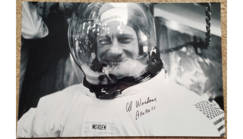 Fotofrafia autografata a mano da Al Worden dell'Apollo 15