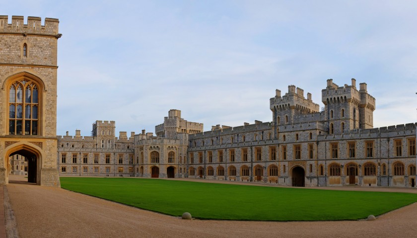 Tour of Windsor Castle with Champagne Tea at Sir Christopher Wren Hotel for 4