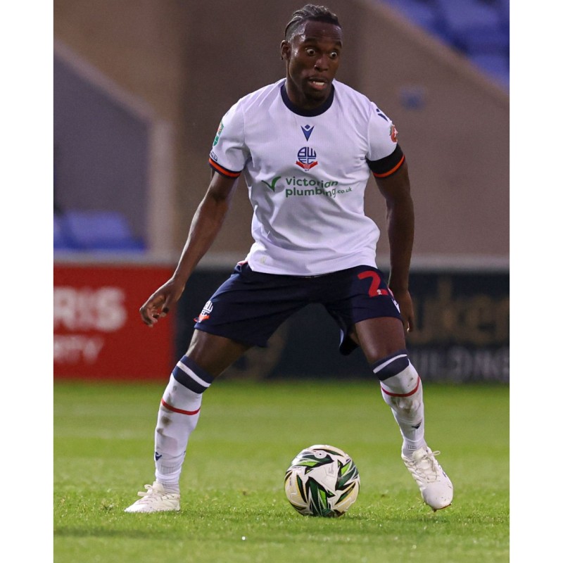 La maglia firmata di Jay Matete del Bolton Wanderers indossata durante la partita