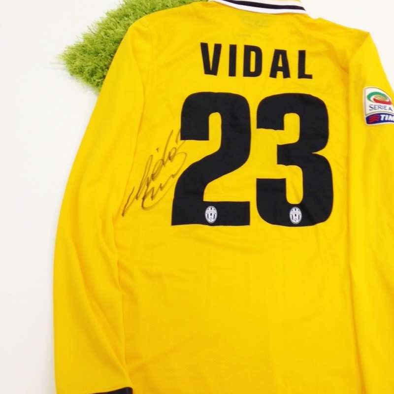 Vidal Juventus issued shirt, Serie A 2013/2014 - signed