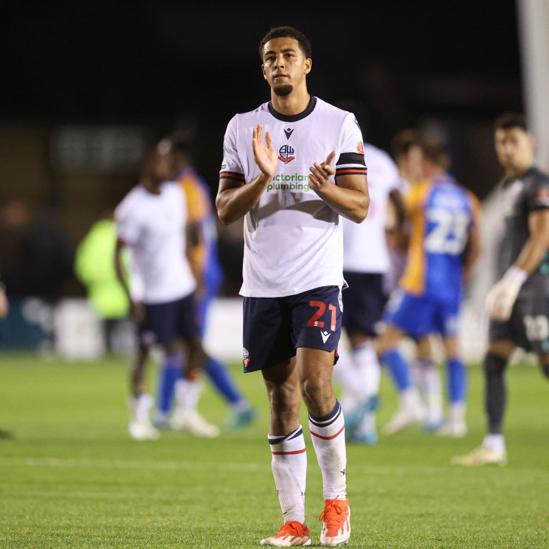 La maglia firmata di Chris Forino del Bolton Wanderers indossata durante la partita