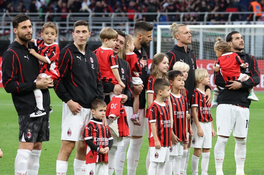 Scendi in campo come Mascotte in occasione del Trofeo Berlusconi - Milan vs Monza