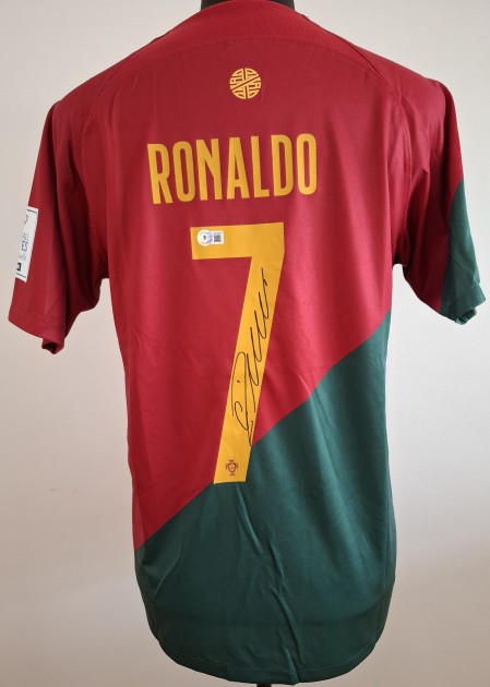 La maglia replica firmata di Cristiano Ronaldo per i Mondiali di calcio del 2022