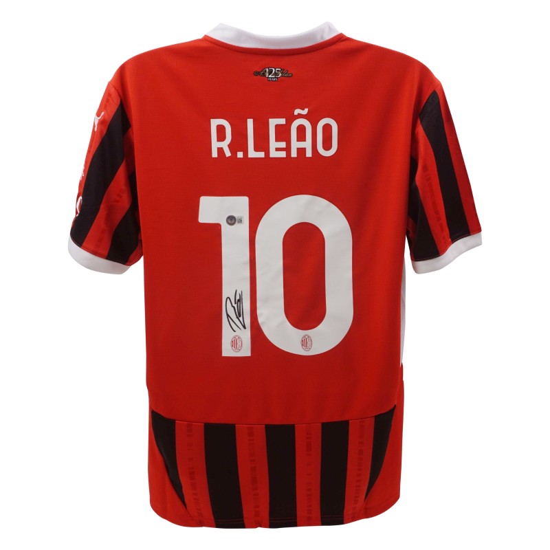 Replica della maglia del Milan firmata da Rafael Leao