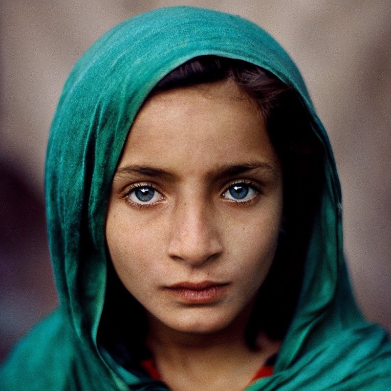 Steve McCurry "Girl with green shawl"